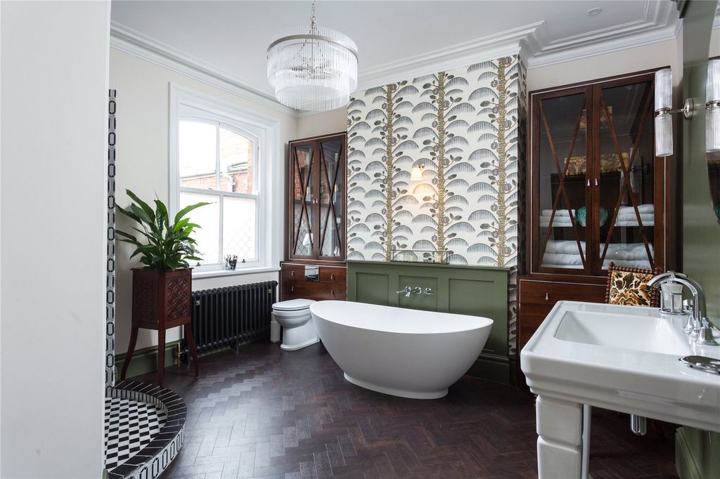 Property photo 3 of 18 Bathroom