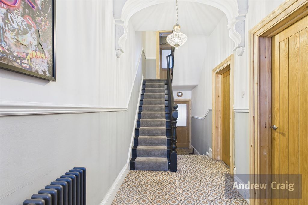 Property photo 2 of 21 Hallway