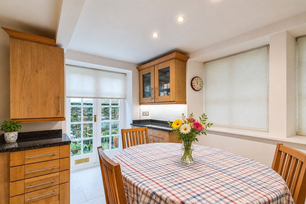 Property photo 3 of 9 Kitchen