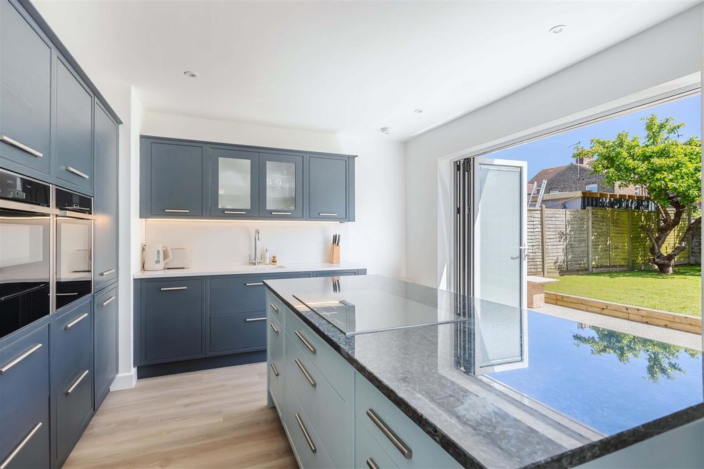 Property photo 2 of 13 Cottenham Rd_15.Jpg