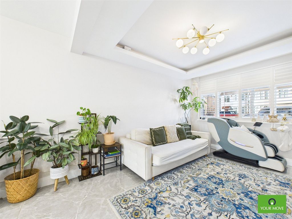 Property photo 3 of 32 Lounge