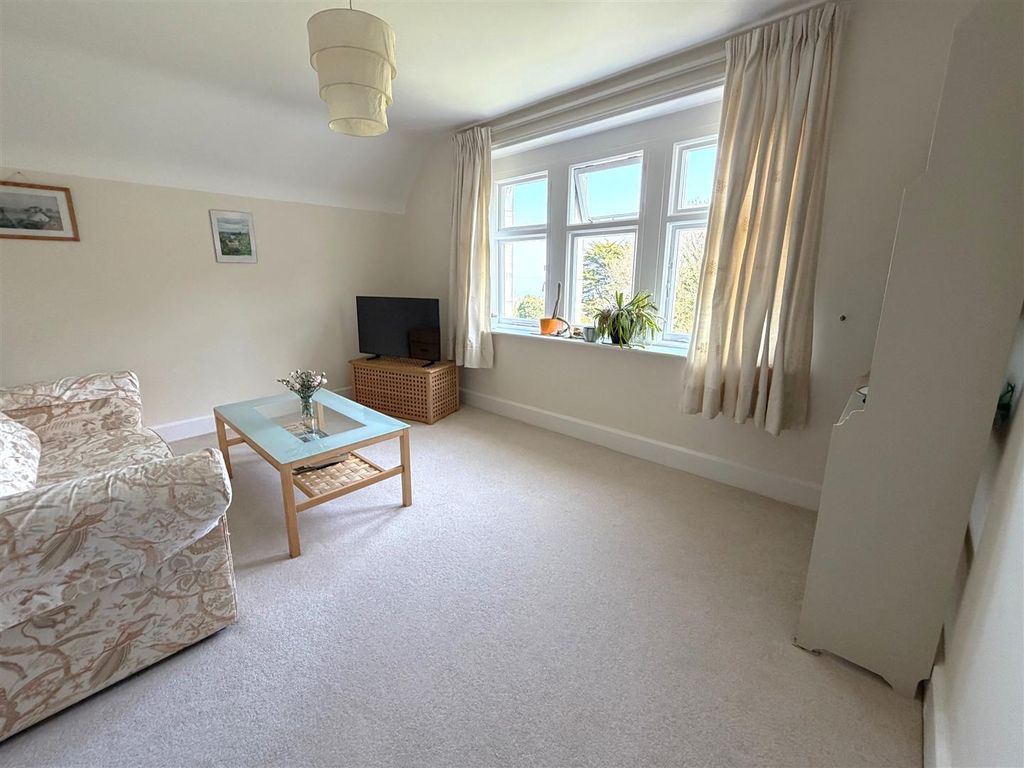 Property photo 3 of 18 4322 Lounge.Jpeg