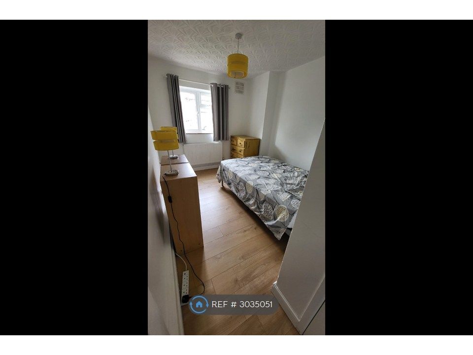 Property photo 3 of 6 Room Available