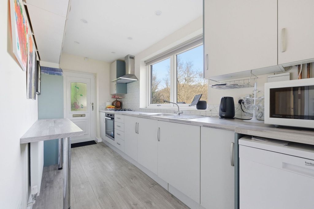 Property photo 3 of 34