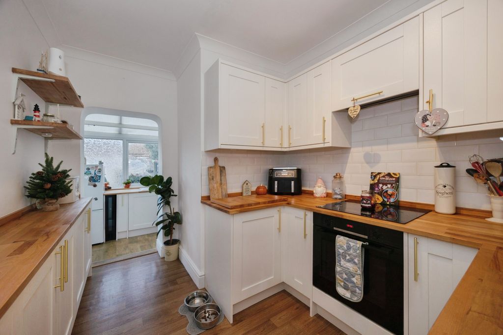 Property photo 3 of 20 Kitchen (2)