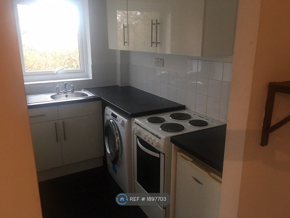 Property photo 2 of 6 Kitchen