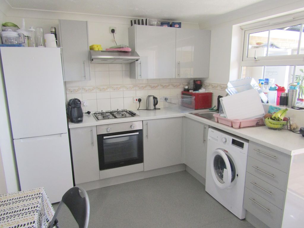 Property photo 3 of 11 Kitchen