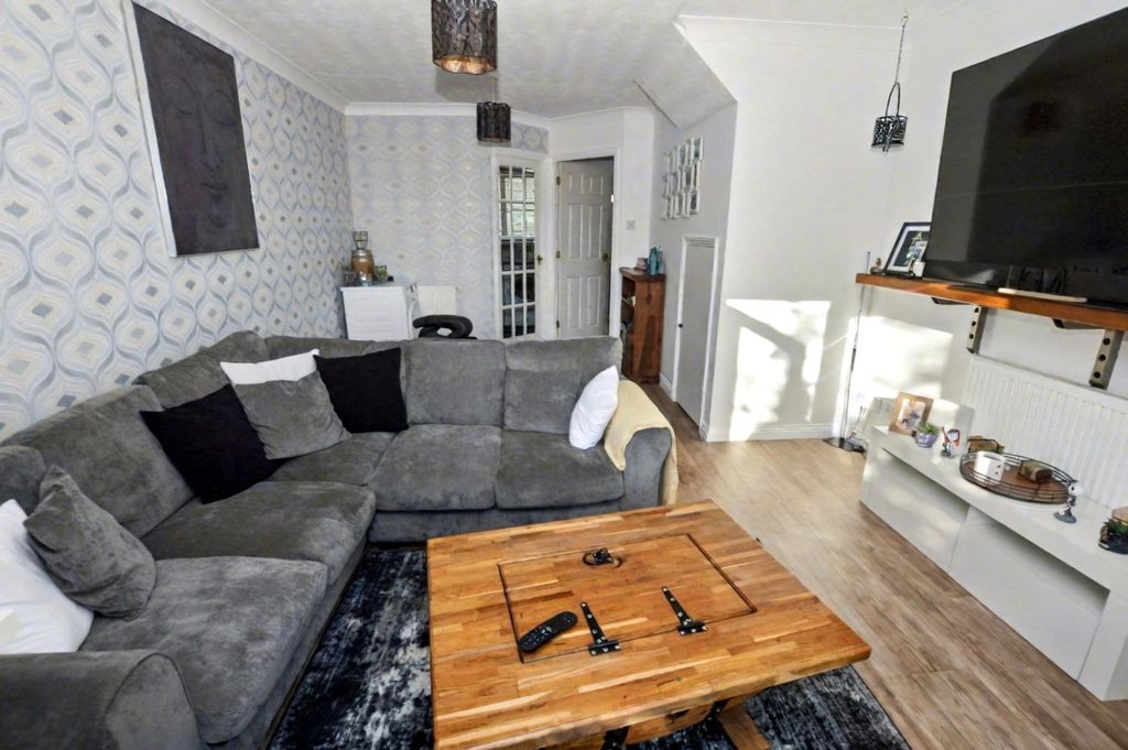 Property photo 2 of 11 Lounge