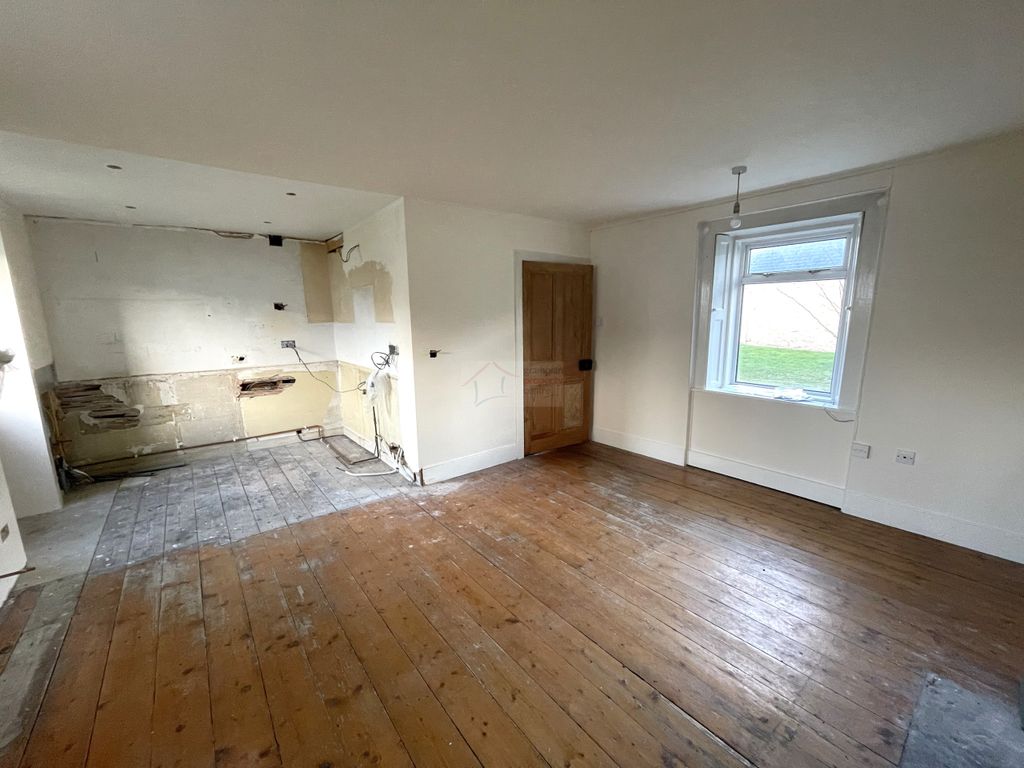 Property photo 3 of 15 Lounge B.Jpg