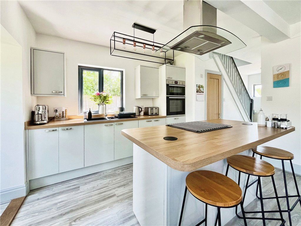 Property photo 3 of 19 Kitchen
