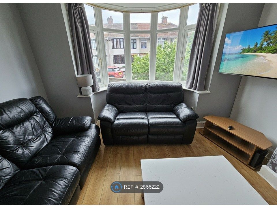 Property photo 1 of 11 Living Room