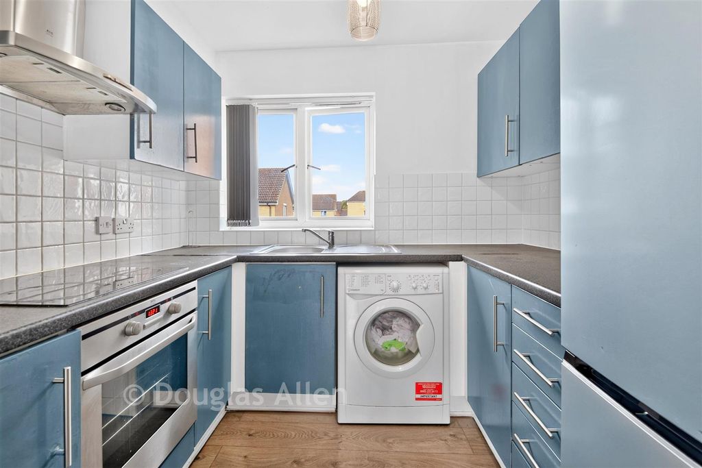 Property photo 3 of 12 Kitchen