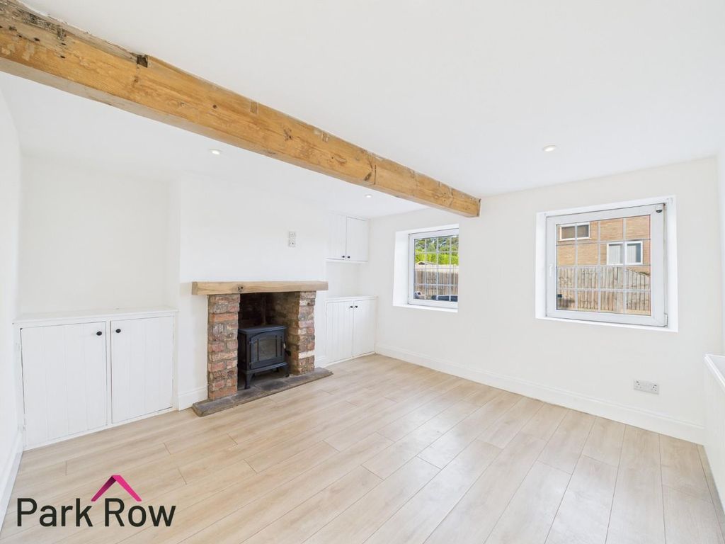 Property photo 3 of 19 Livingroom