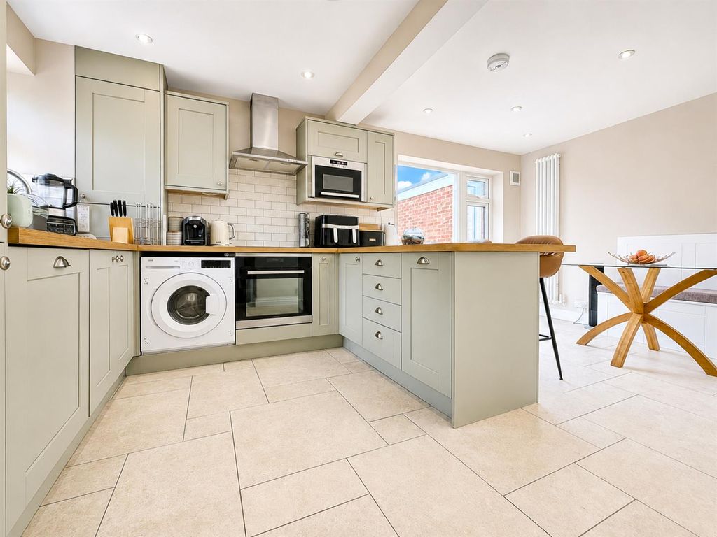 Property photo 3 of 17 3841E20B-4B80-470F-A754-3466Fe49323C.Jpg