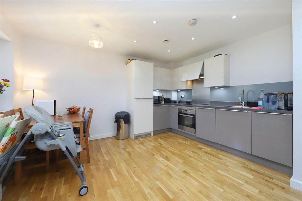 Property photo 3 of 10 Kitchen