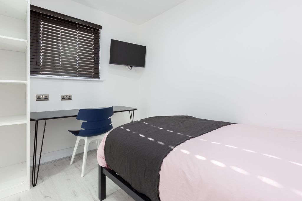 Property photo 3 of 6 Bright And Modern Double Bedroom Featuring A Comfo...