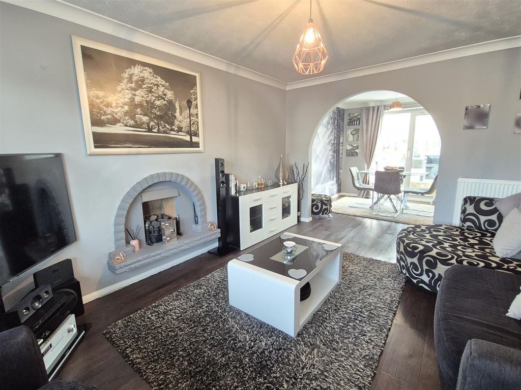 Property photo 3 of 23 Lounge