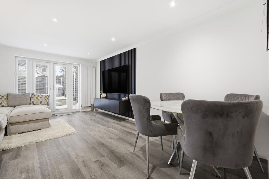 Property photo 3 of 19 Living Room