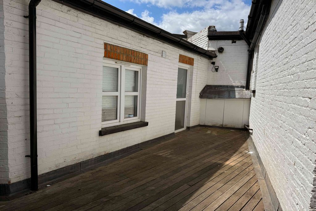 Property photo 1 of 7 Entrance