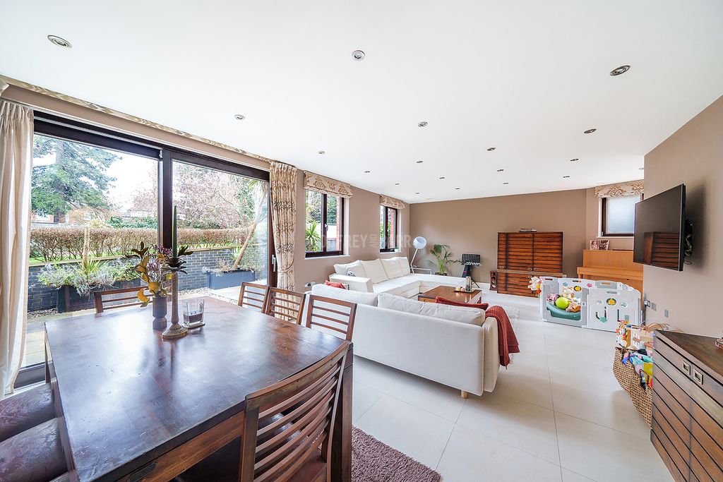 Property photo 2 of 24