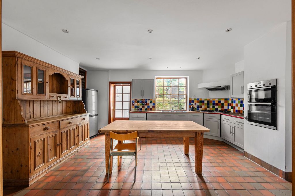 Property photo 2 of 33
