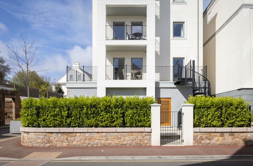 Property photo 1 of 20