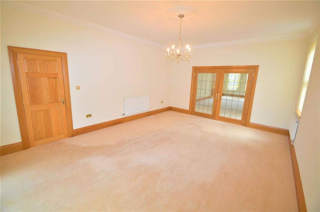 Property photo 2 of 3 Fullwell Ave Ig6