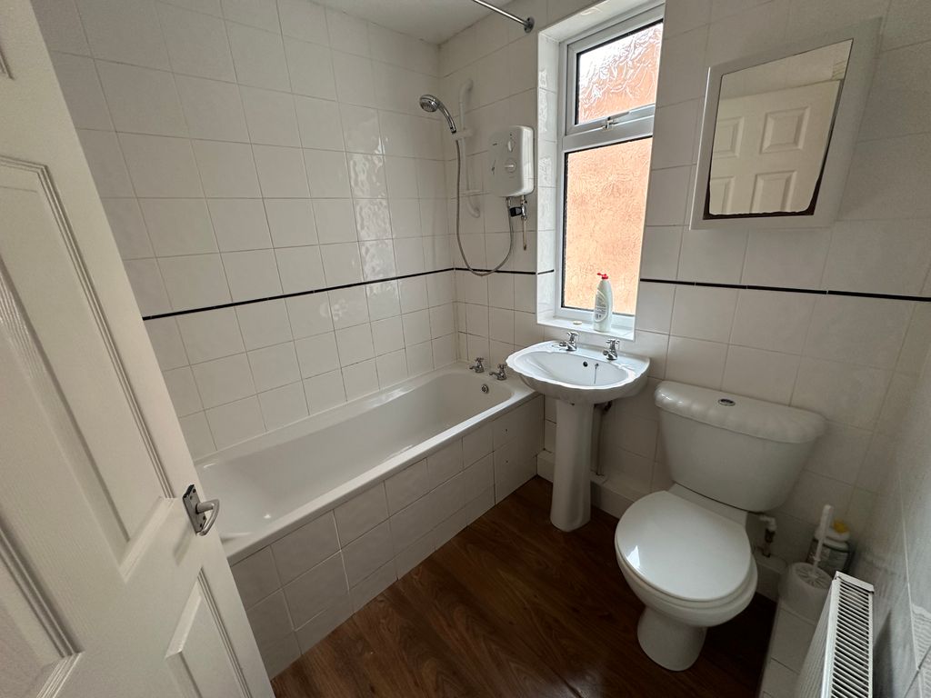 Property photo 3 of 9 Bathroom