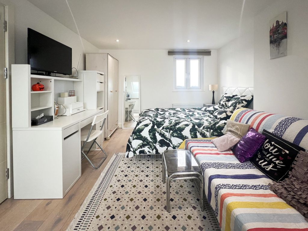 Property photo 3 of 7 Photo 5