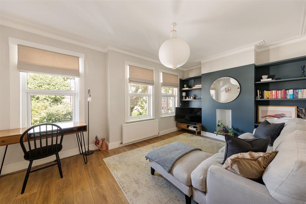 Property photo 2 of 30 Blyth Road, E17