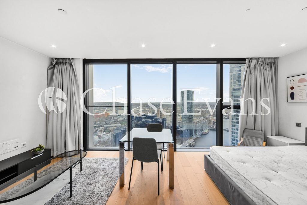 Property photo 2 of 10 Living/Sleeping Area