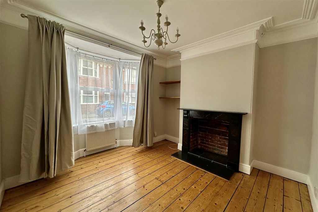 Property photo 2 of 9 33 Cedars Road - 01.Jpeg