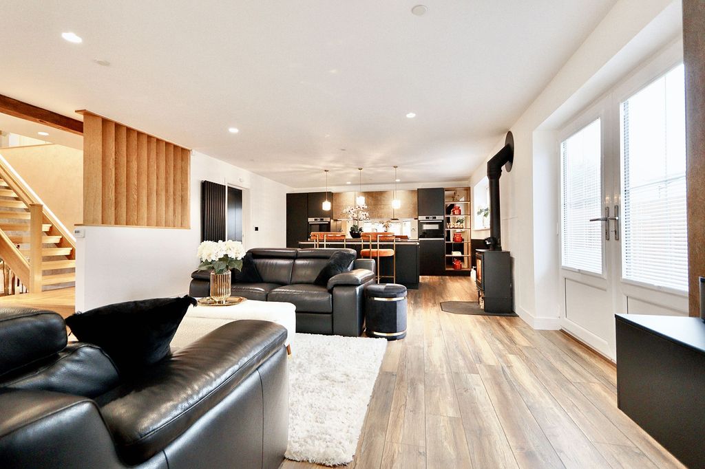 Property photo 3 of 81