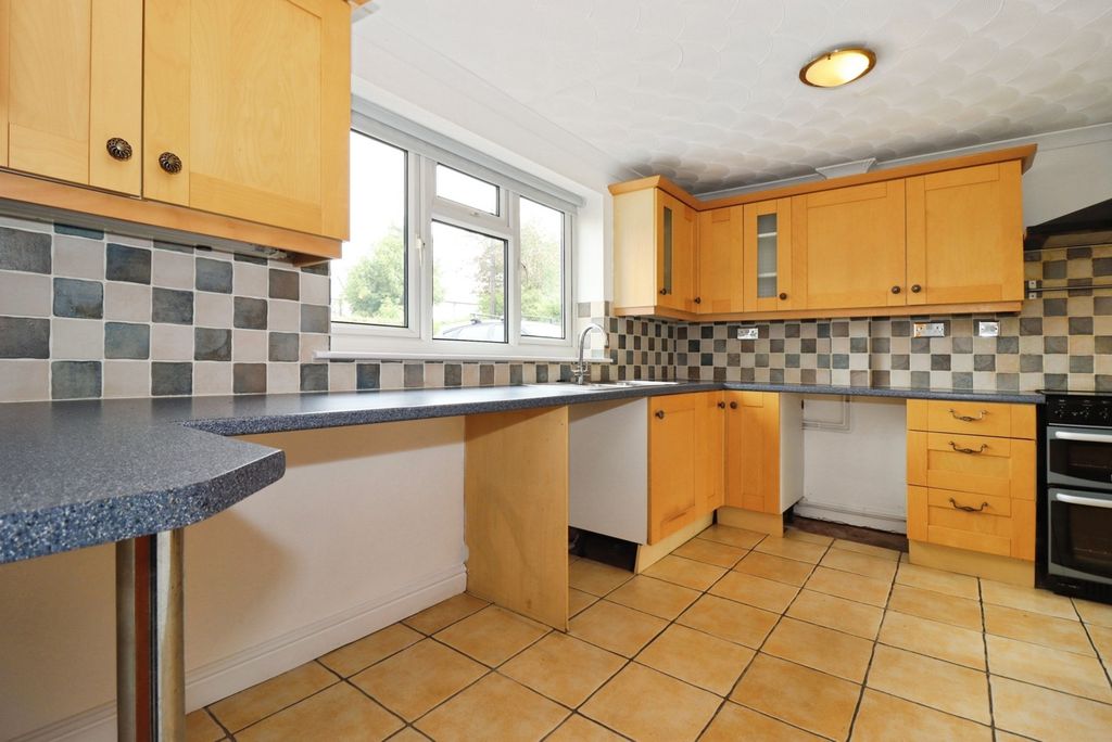 Property photo 1 of 17 Kitchen