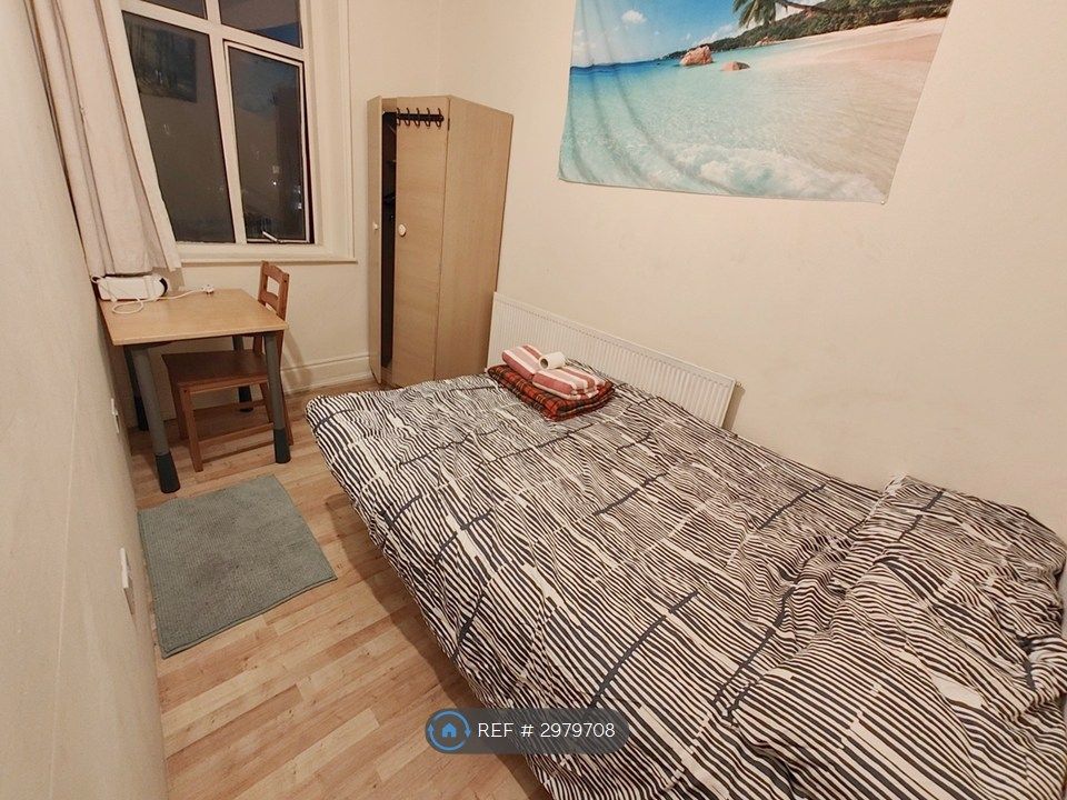 Property photo 3 of 8 Smaller Double Room