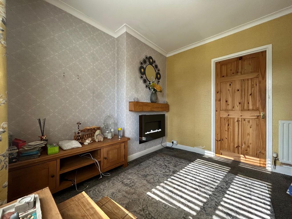 Property photo 3 of 15 Lounge