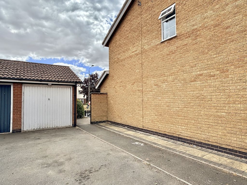 Property photo 3 of 12 Drive And Garage