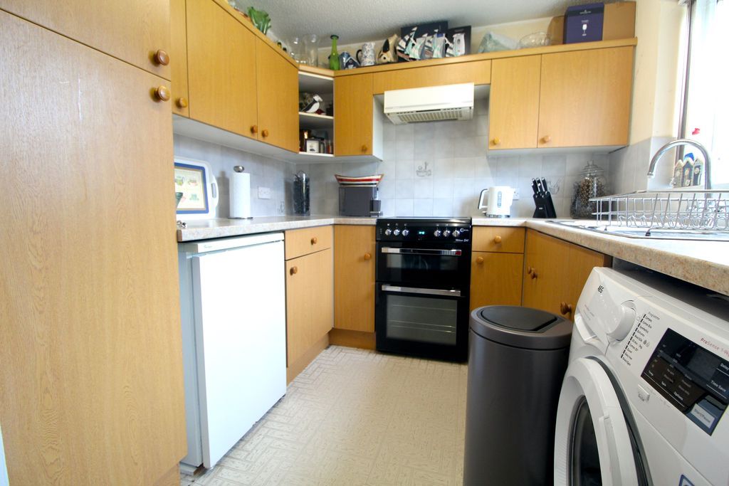 Property photo 3 of 10 Kitchen