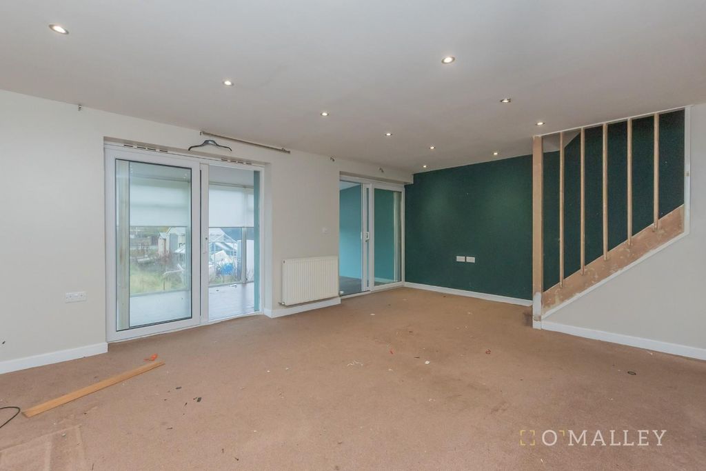 Property photo 2 of 16 Lounge