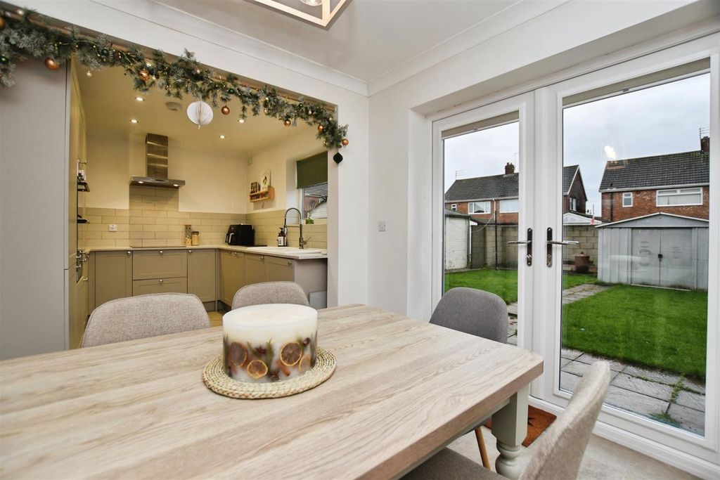 Property photo 2 of 20 8F91c3A5-Dining 20To 20Kit.Jpg