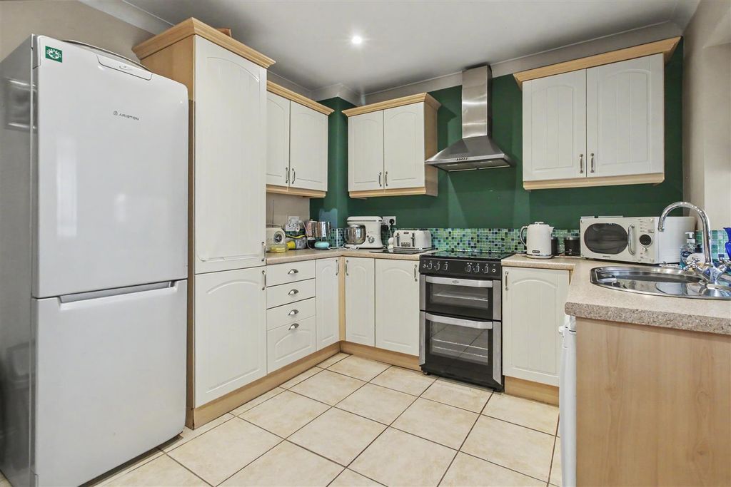 Property photo 3 of 21 Kitchen