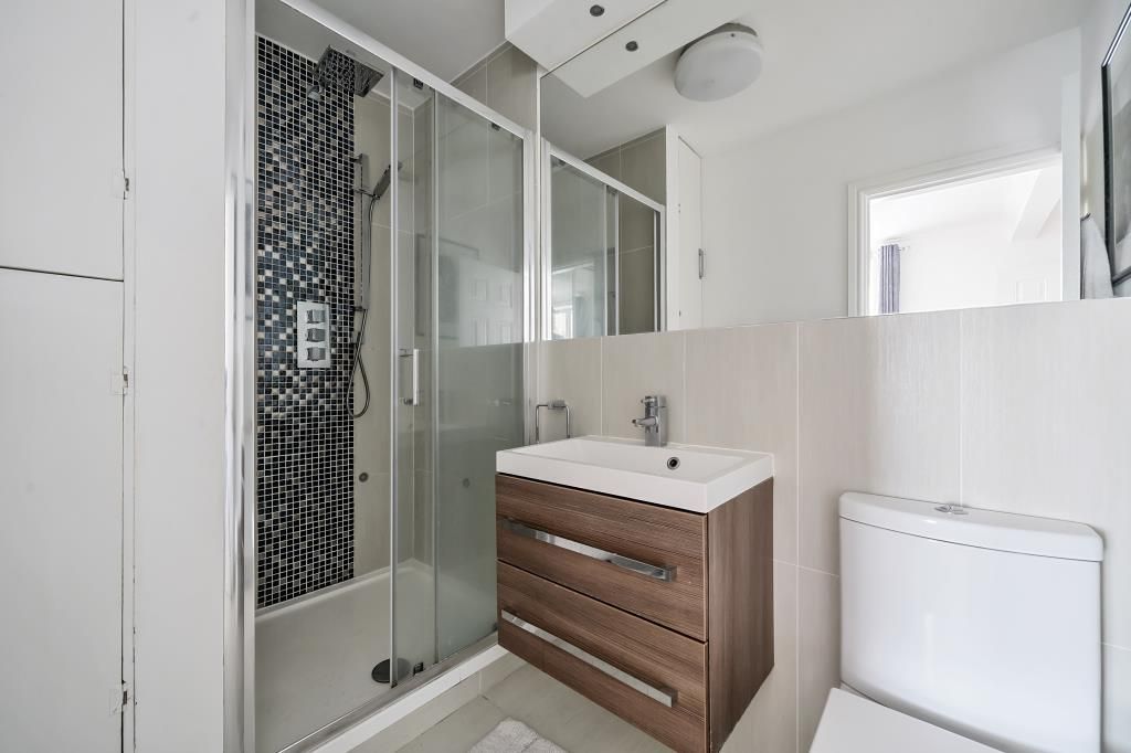 Property photo 3 of 10 Bathroom