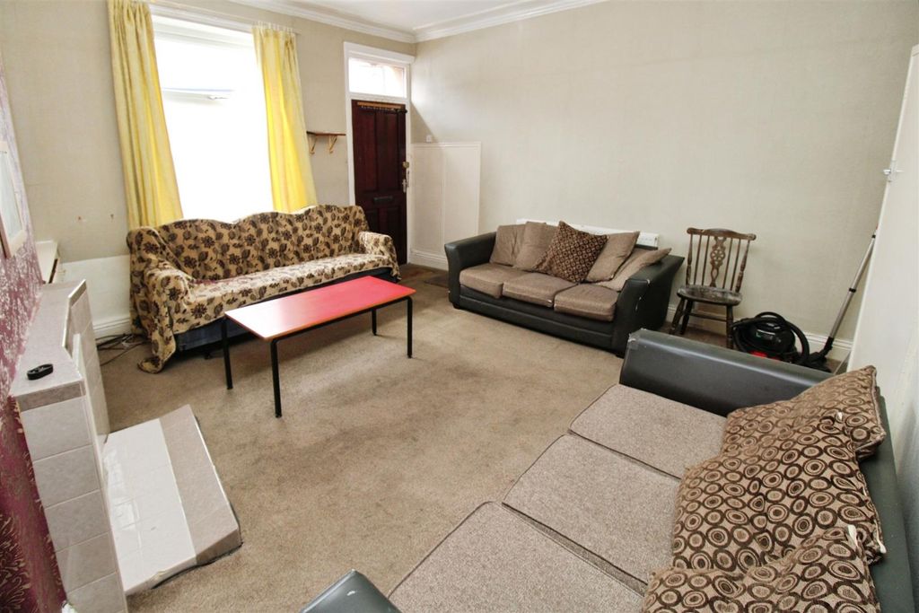 Property photo 3 of 17 Living Room