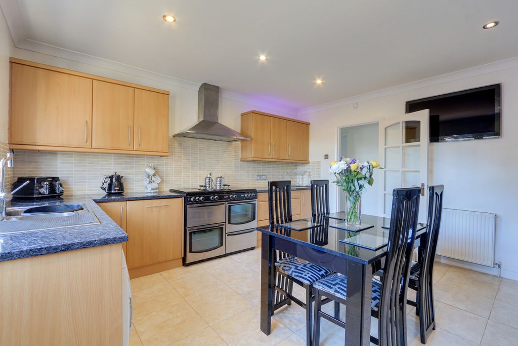 Property photo 3 of 15 Kitchen 3