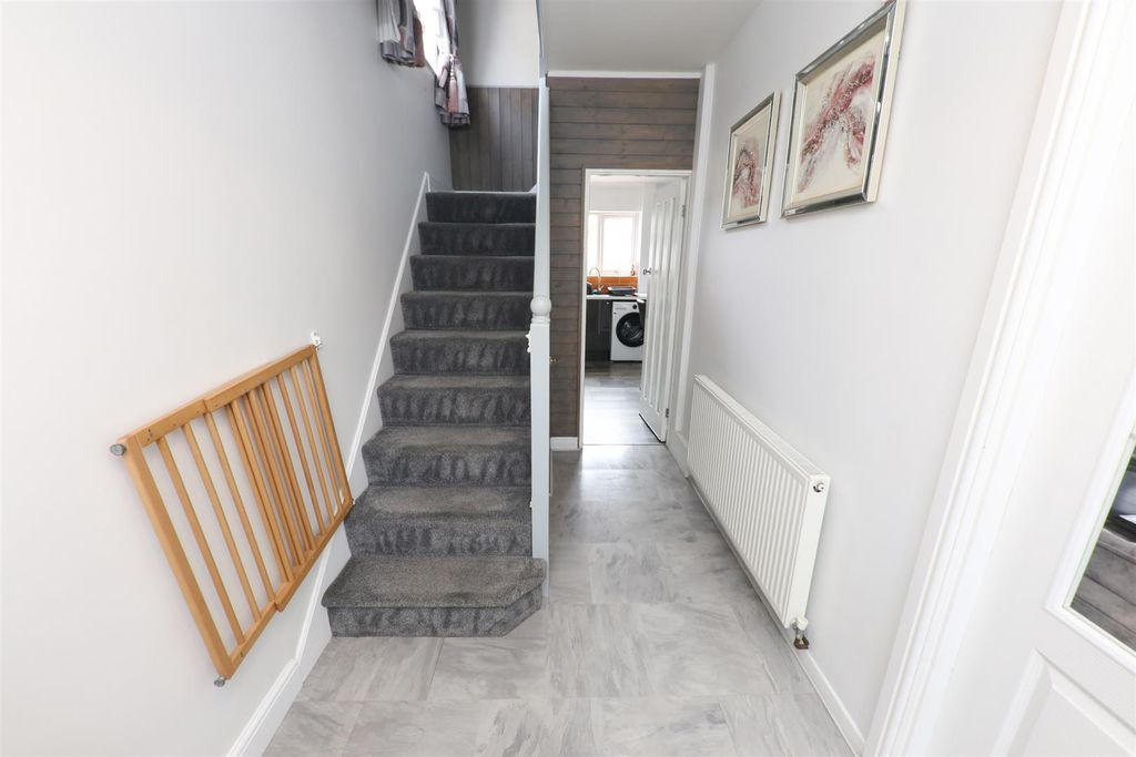 Property photo 3 of 19 Entrance Hall