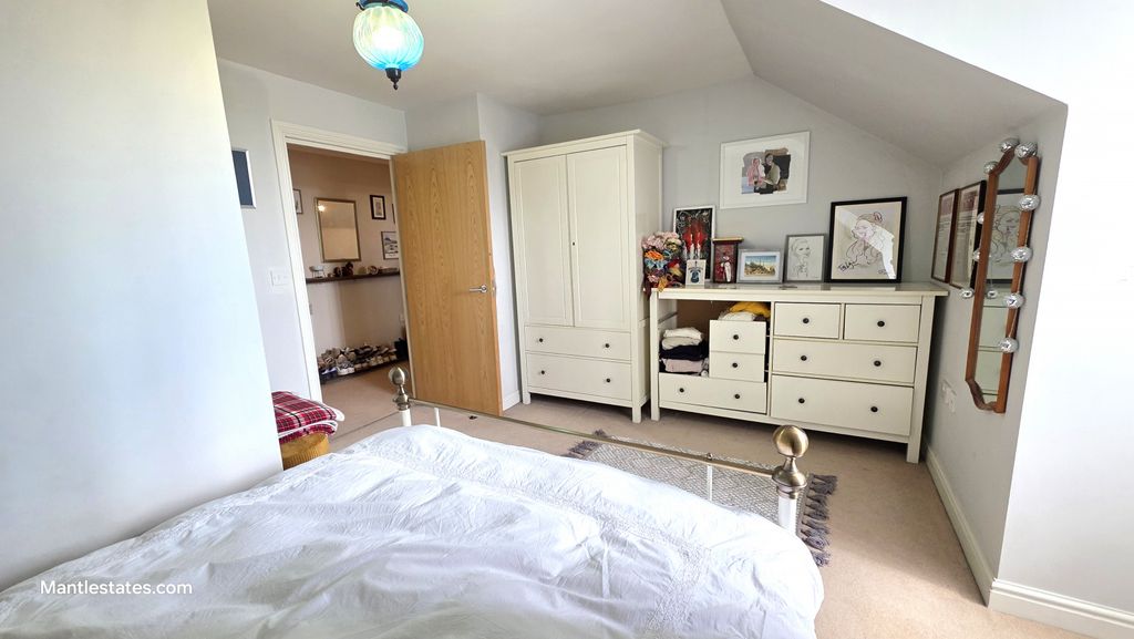 Property photo 3 of 16 Bedroom