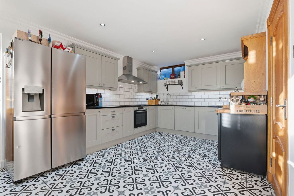 Property photo 2 of 30