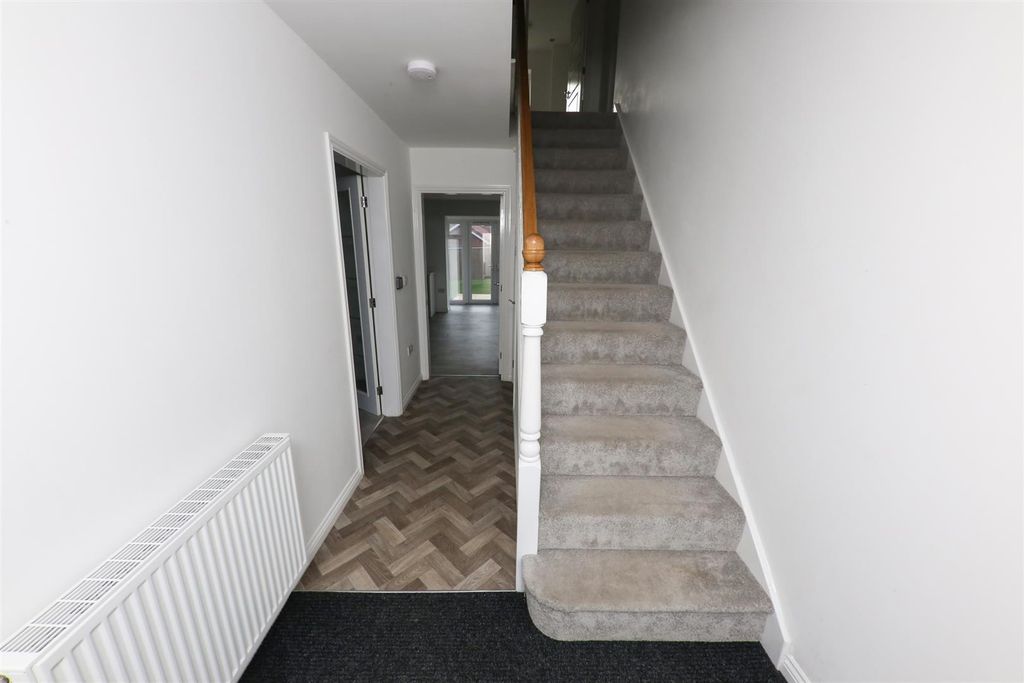 Property photo 2 of 21 Entrance Hall
