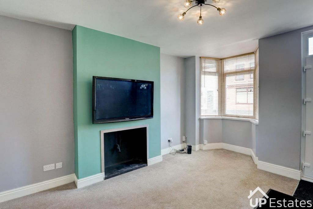 Property photo 3 of 18 Living Room