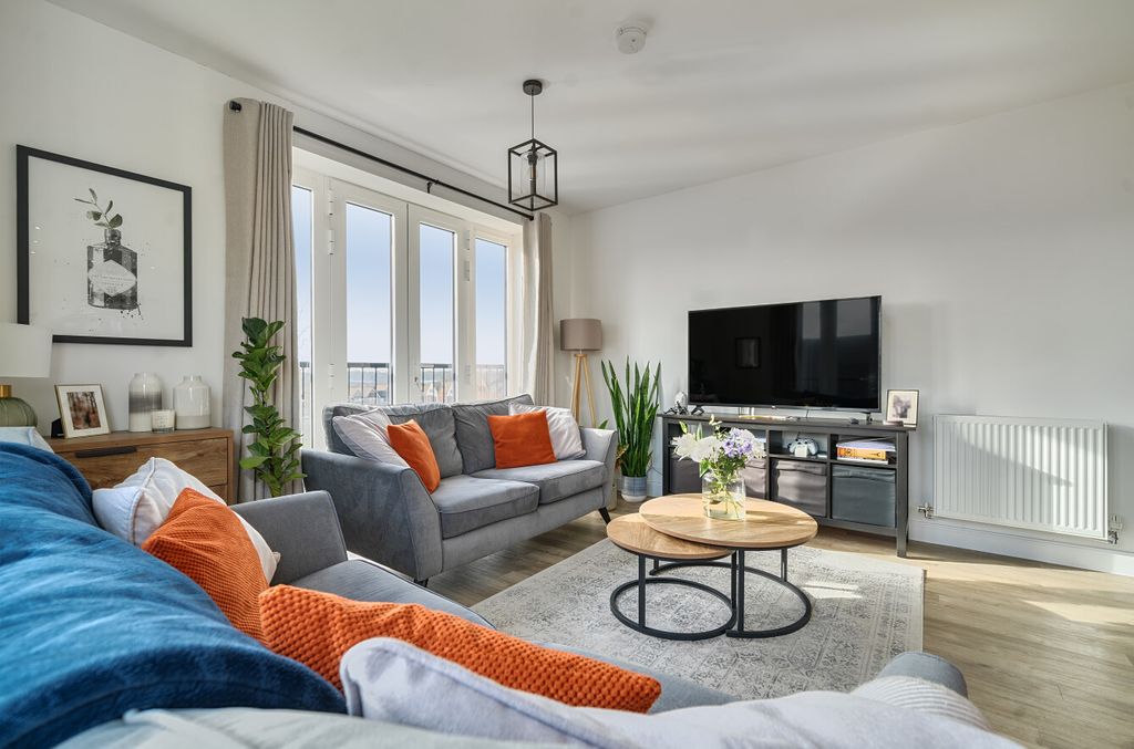 Property photo 2 of 15 1405669-11-697Ca1...